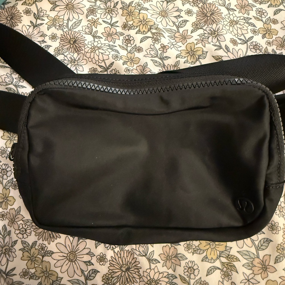 Lululemon Black Crossbody Bag with Adjustable Strap and Minimalist Design